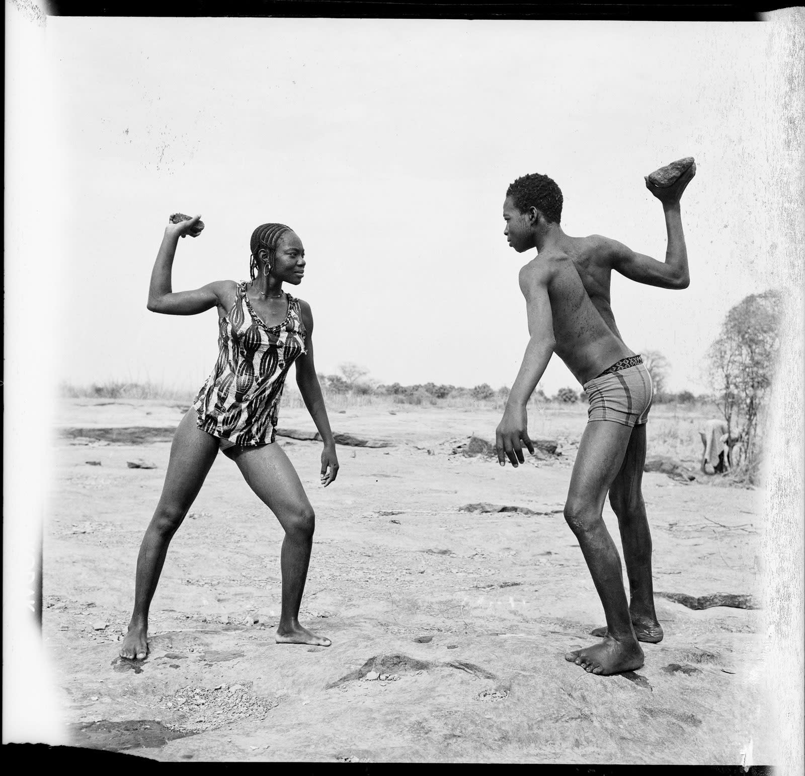 Malick Sidibé Combat des amis avec pierres Tirage argentique baryté Dims. Papier: 120 x 120 cm, 42,2 x 42,2 inches (Paper size)