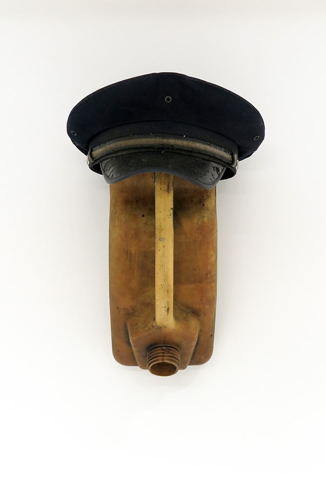 Romuald Hazoumè Major-Q Plastique et casquette en coton. 38 x 25 x 26 cm 14.9 x 9.8 x 10.2 inches