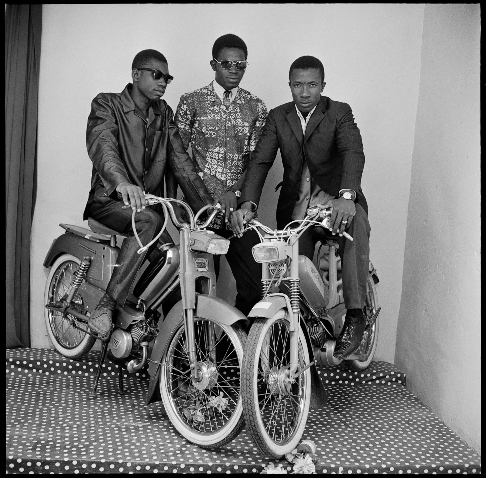 Malick Sidibé, les trois amis avec moto, studio, 1975