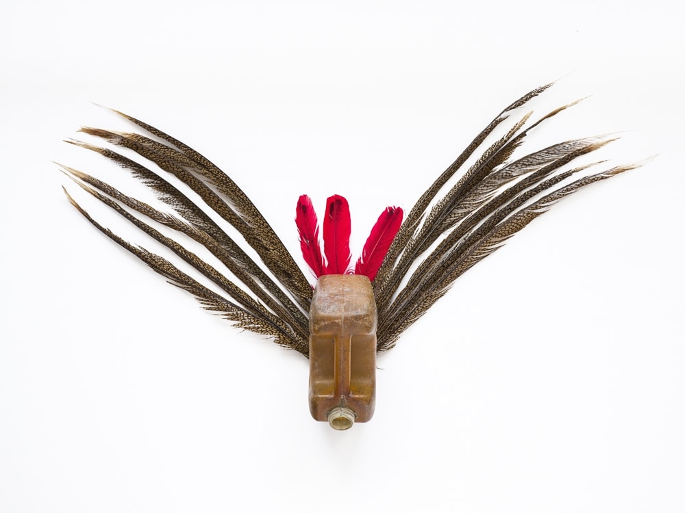 Romuald Hazoumè Trinité Plastique, plumes, cuivre 60 x 110 x 17 cm