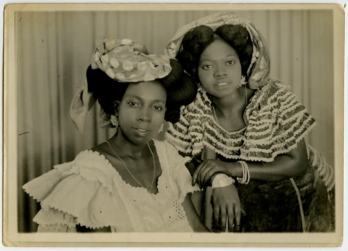 Mama Casset, Sans titre (deux jeunes filles avec coiffes), Circa 1950