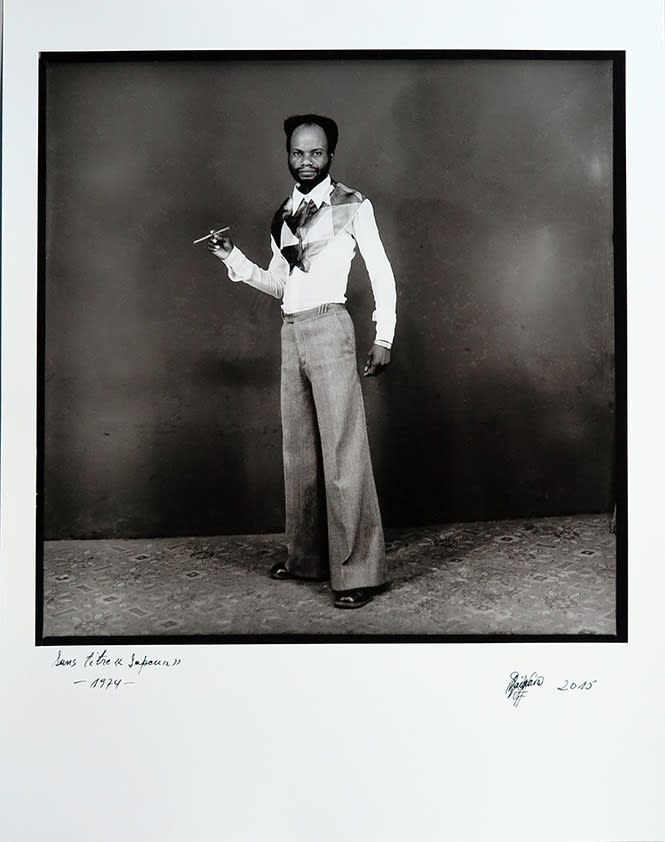 Ambroise Ngaimoko Sans titre (un sapeur) Tirage argentique baryté 36 x 36cm 14,1732 x 14,1732nches Dims. Papier: 40 x 50 cm, 15.7 x 19.7 inches