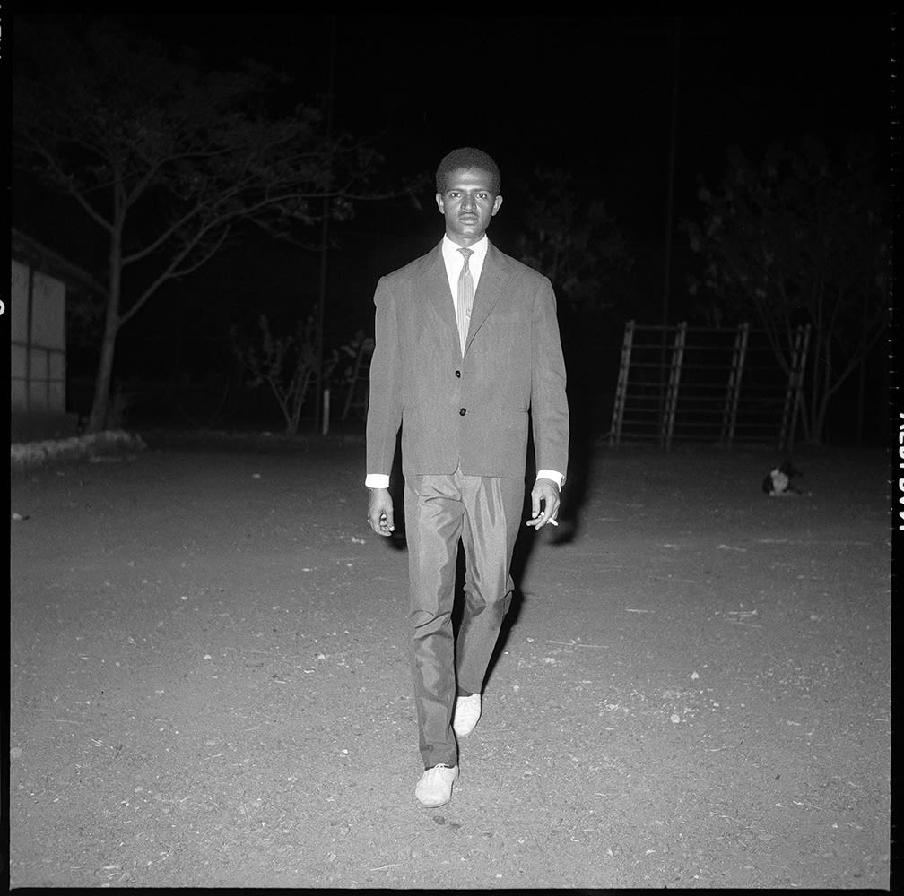 Malick Sidibé, A l'entrée de la soirée, 1963