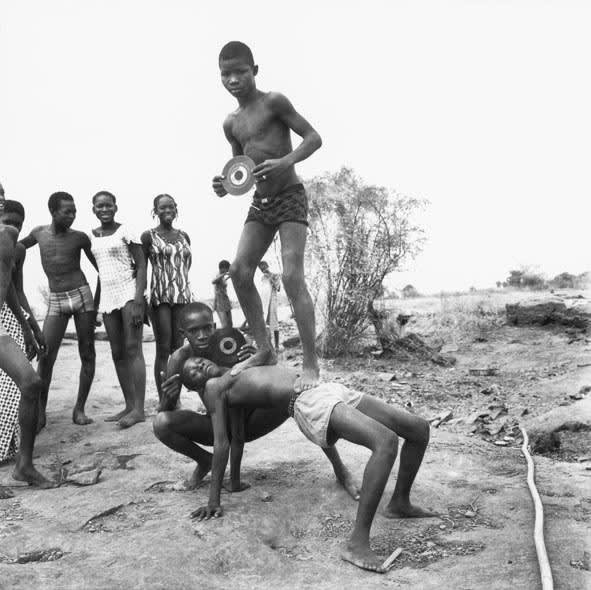 Malick Sidibé, Pique nique à la chaussée, 1972