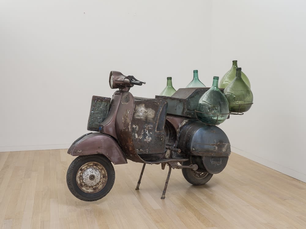 Romuald Hazoumè Bunkely Métal, verre 210 x 100 x 130 cm