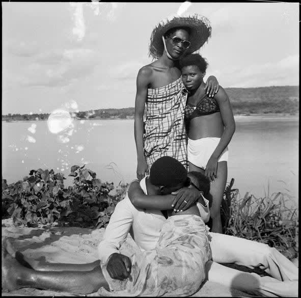 Malick Sidibé, Les Retrouvailles au bord du fleuve Niger, 1974