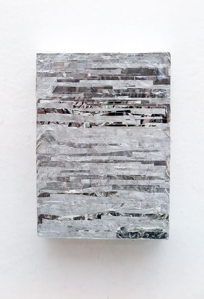 Joël Andrianomearisoa The one before the cast Papier alluminium sur toile 18 x 13 x 4 cm 7 x 5,1 x 1,5 in