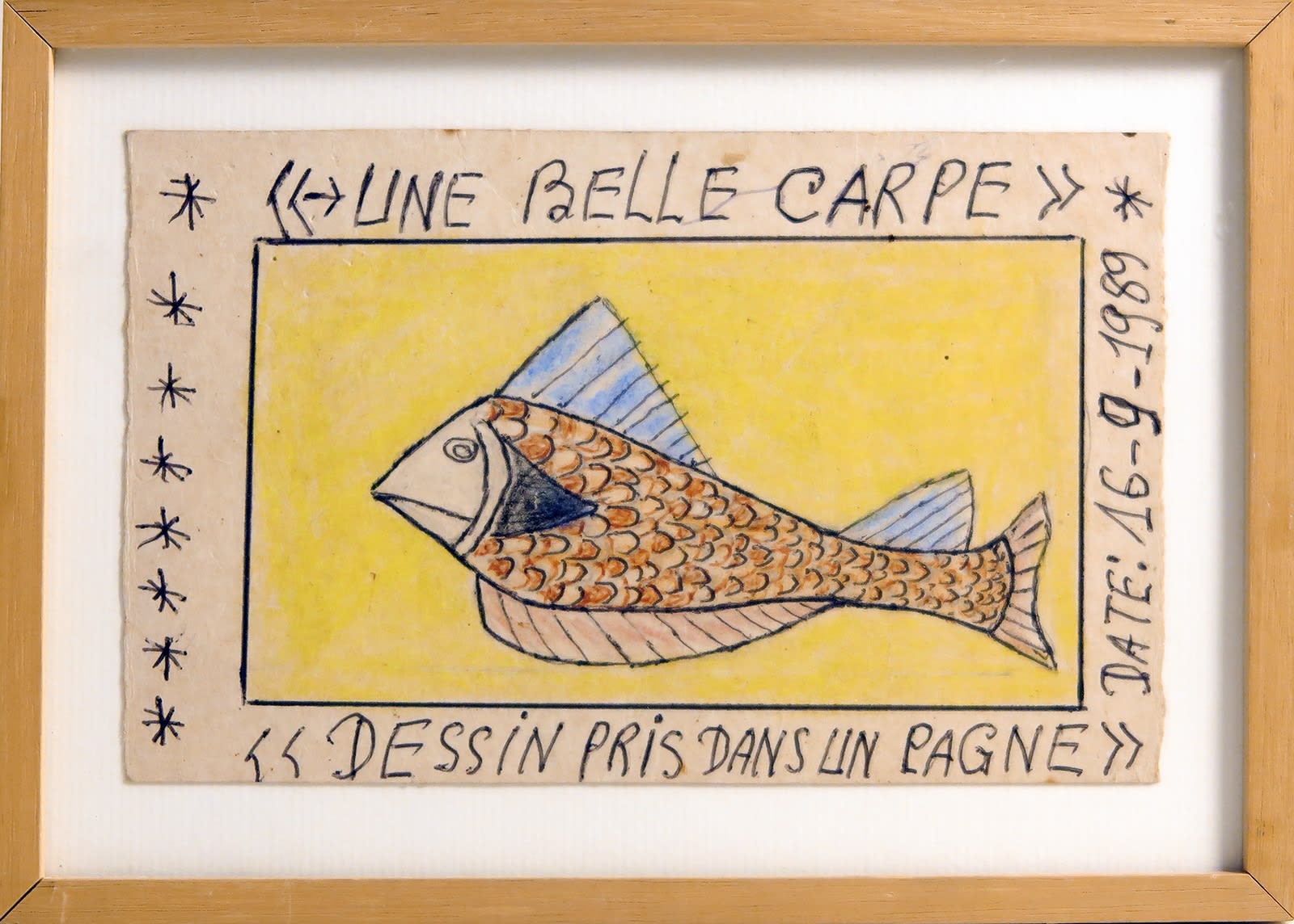 Frédéric Bruly Bouabré Une belle carpe, dessin pris dans un pagne. Crayon et stylo sur carton 9,5 x 15 cm