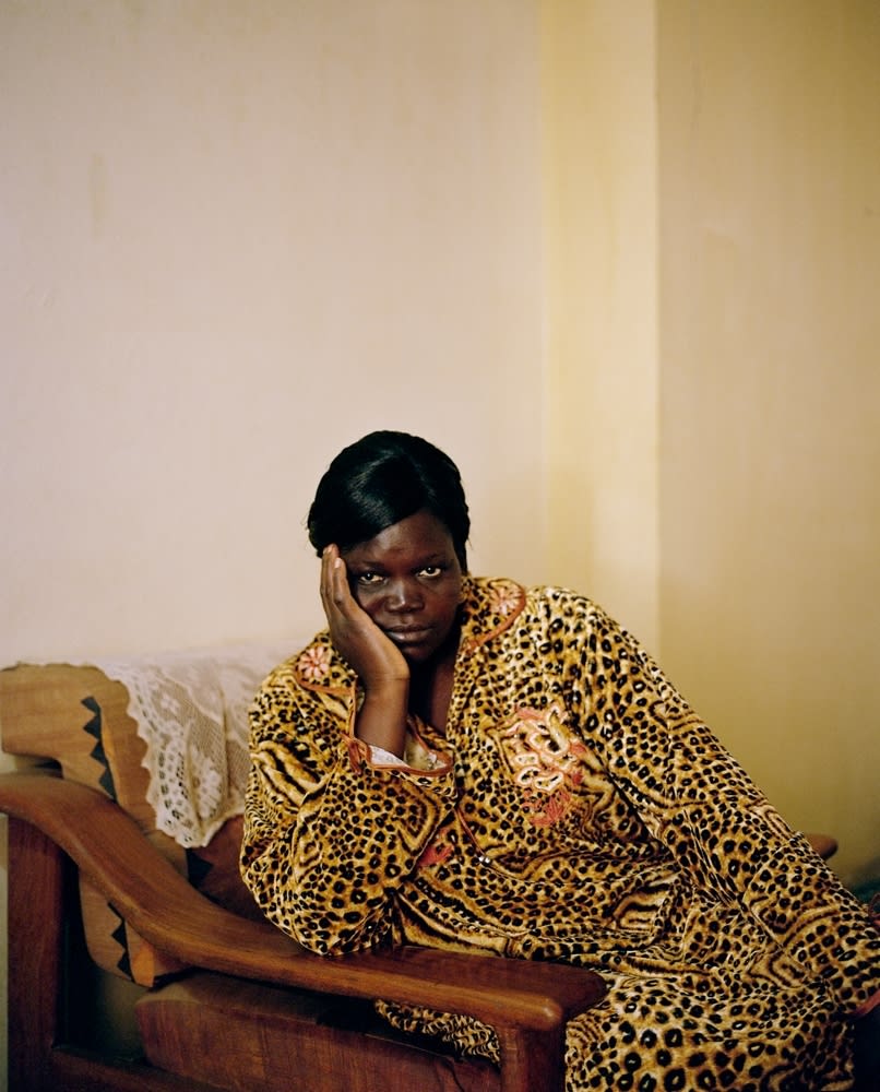 Emilie Regnier Madame Faye, Dakar Impression jet d'encre sur papier Hahnemühle Photo Rag Ultra Smooth 305 gr 37.5 x 30 cm 14.5 x 11.8 inches Dims. Papier: 40 x 56.7 cm, 15.7 x 22 inches