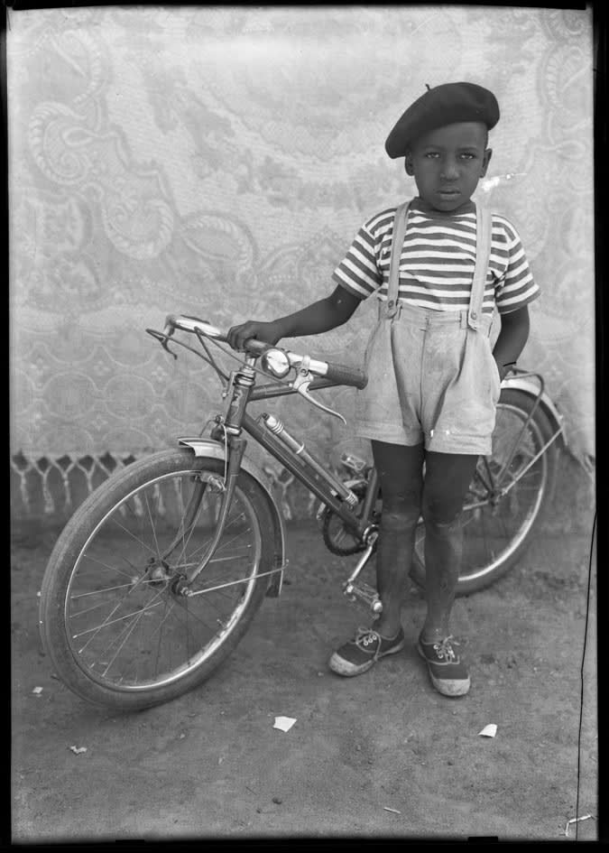Seydou Keïta, Sans titre (enfant au vélo), 1949-1951