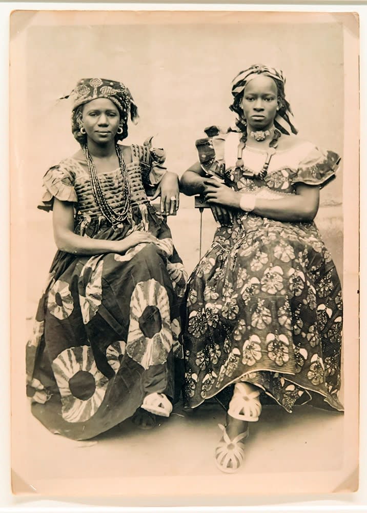 Seydou Keïta Sans titre (deux femmes) Tirage argentique d'époque 18 x 13 cm 7 x 5.1 in