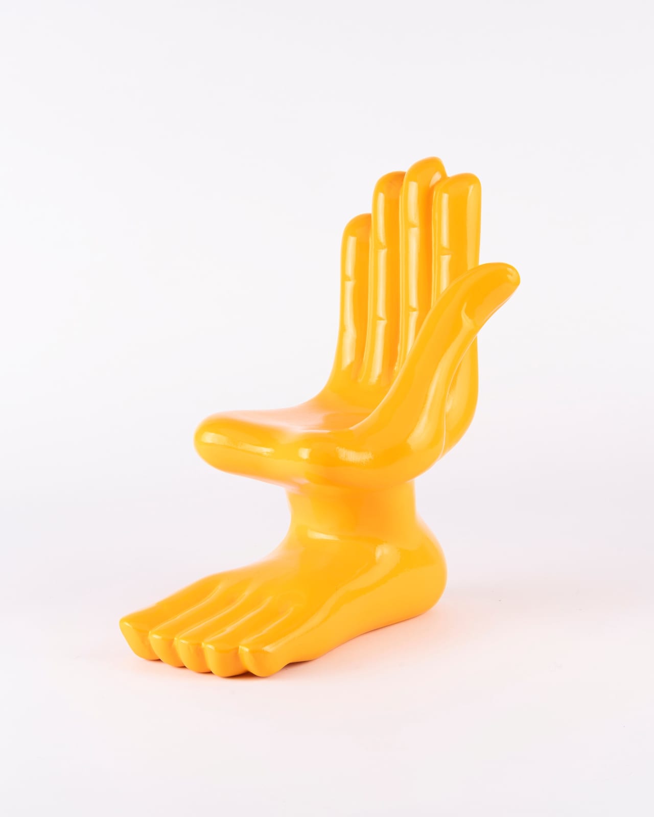 Pedro Friedeberg, "Mano-pie (amarillo)", 2014