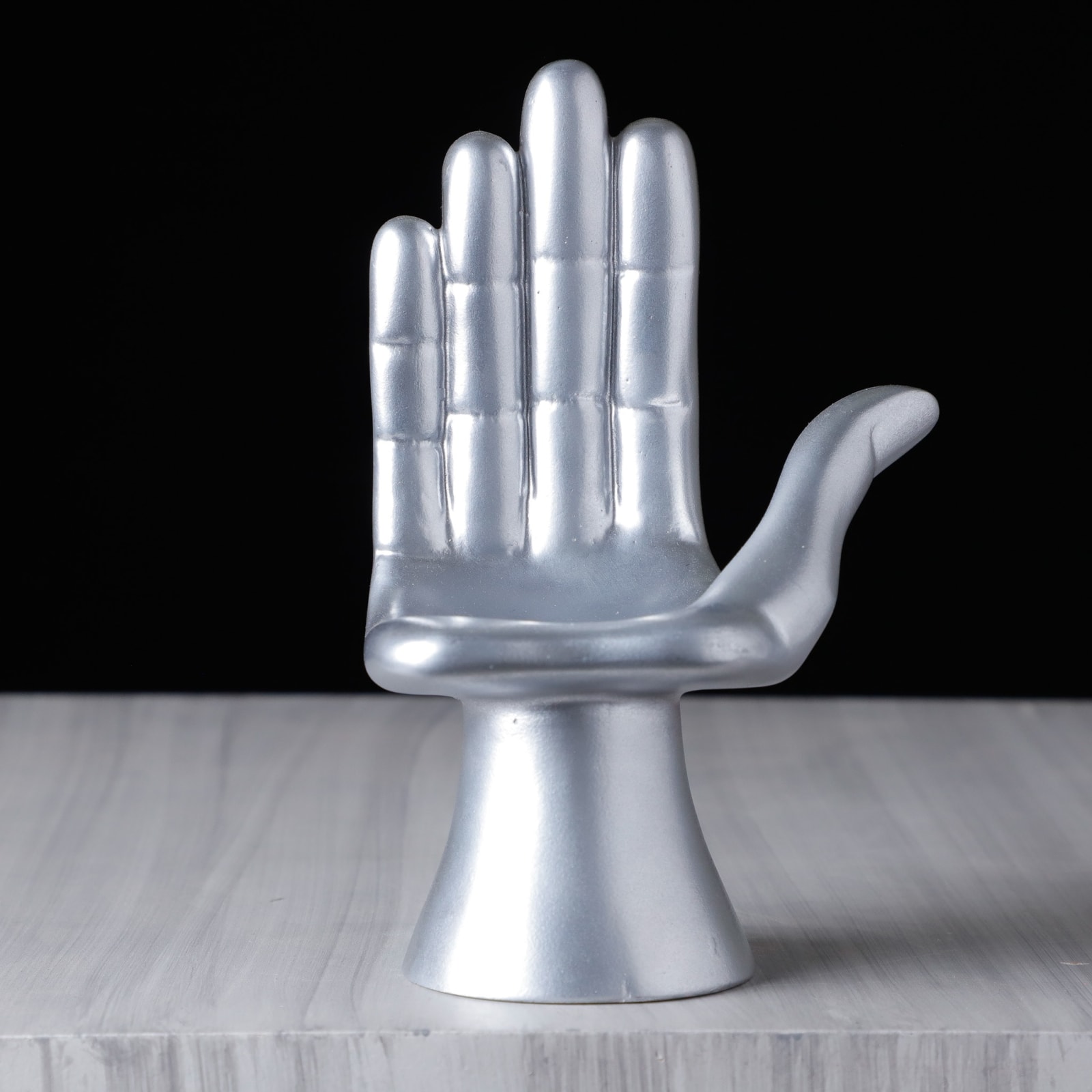 Pedro Friedeberg, "Mano Resina PLATA", 2023