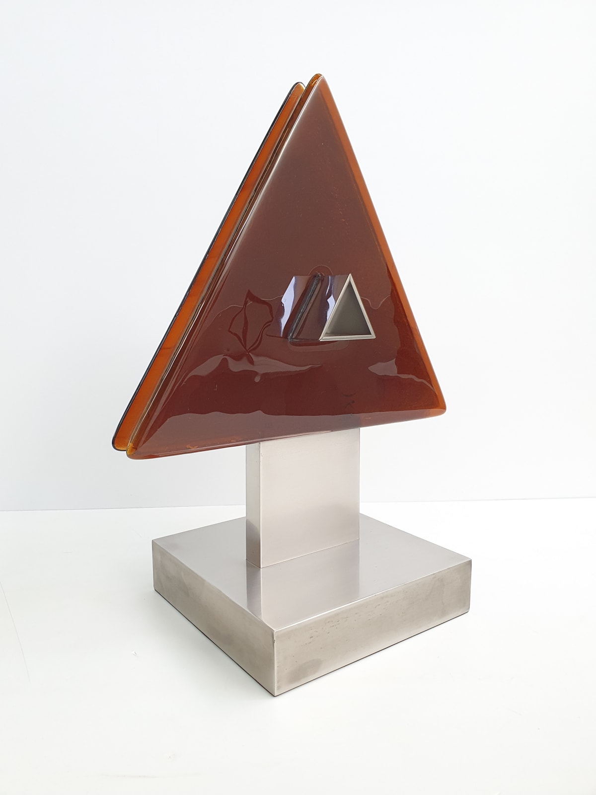 Juan Álvarez del Castillo, "A=bxh/2" (Ámbar), 2021