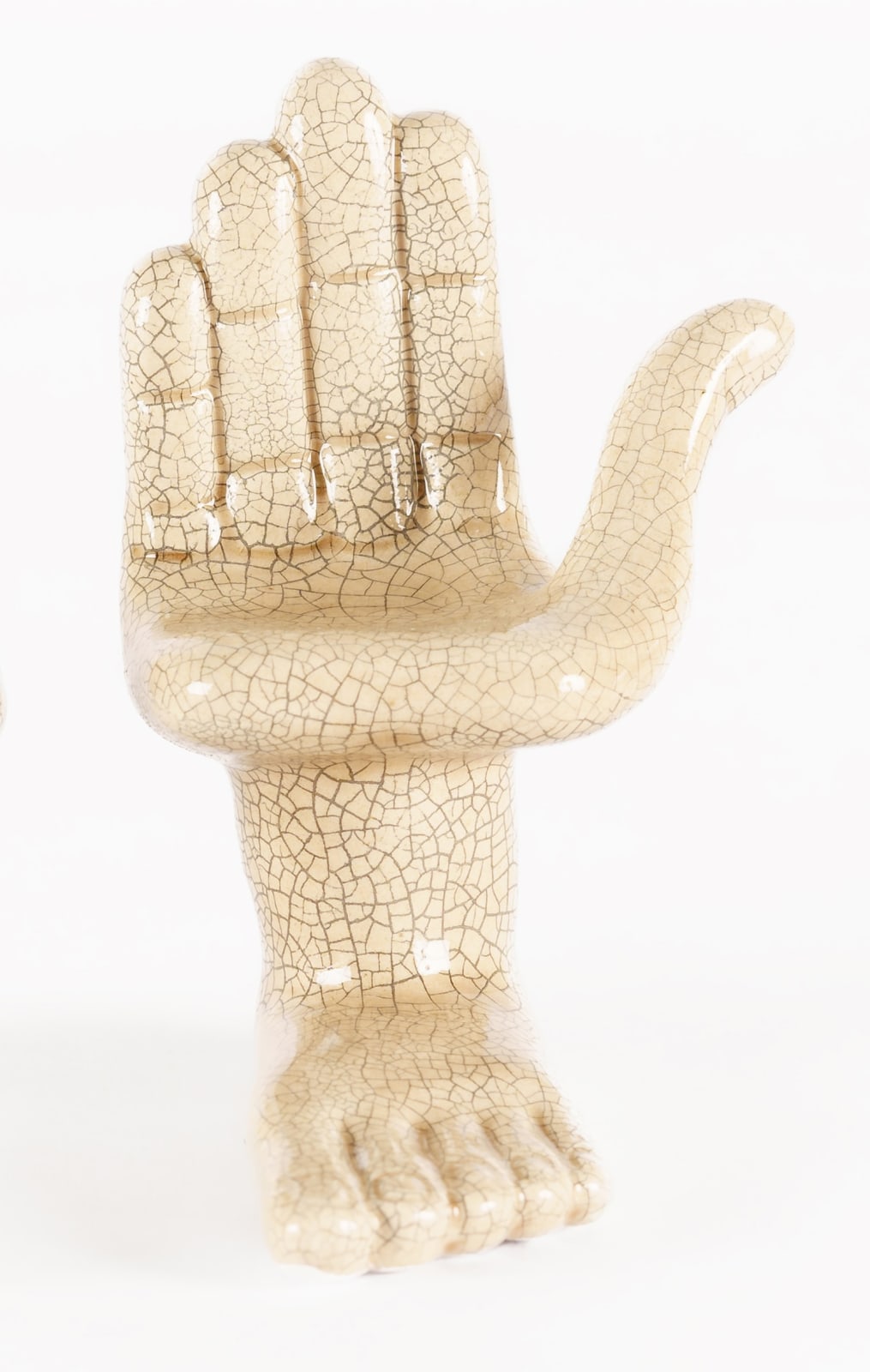 Pedro Friedeberg, "Mano-pie (arena derecha)", 2022