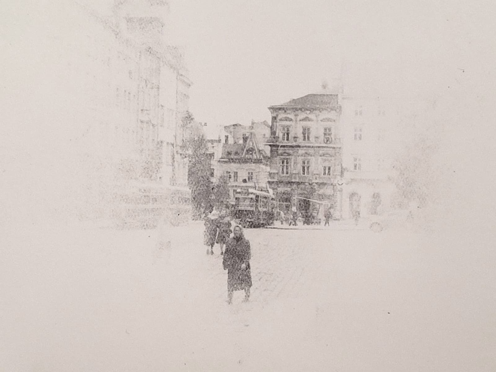 Laurent Pernot, MOVE IN A STRAIGHT LINE IN A WORLD WHERE EVERYTHING, AS LONG AS IT MOVES, MOVES IN A CYCLIC ORDER, 2015