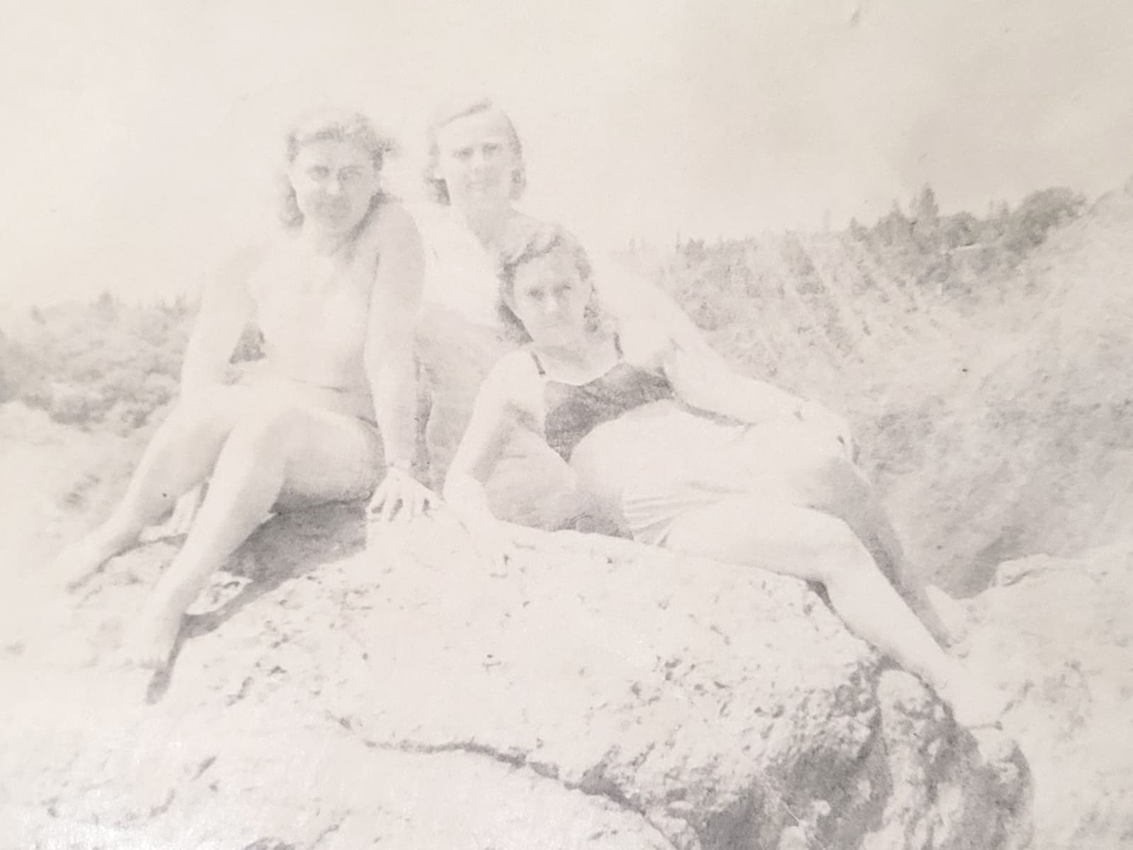 Laurent Pernot, MOVE IN A STRAIGHT LINE IN A WORLD WHERE EVERYTHING, AS LONG AS IT MOVES, MOVES IN A CYCLIC ORDER, 2015