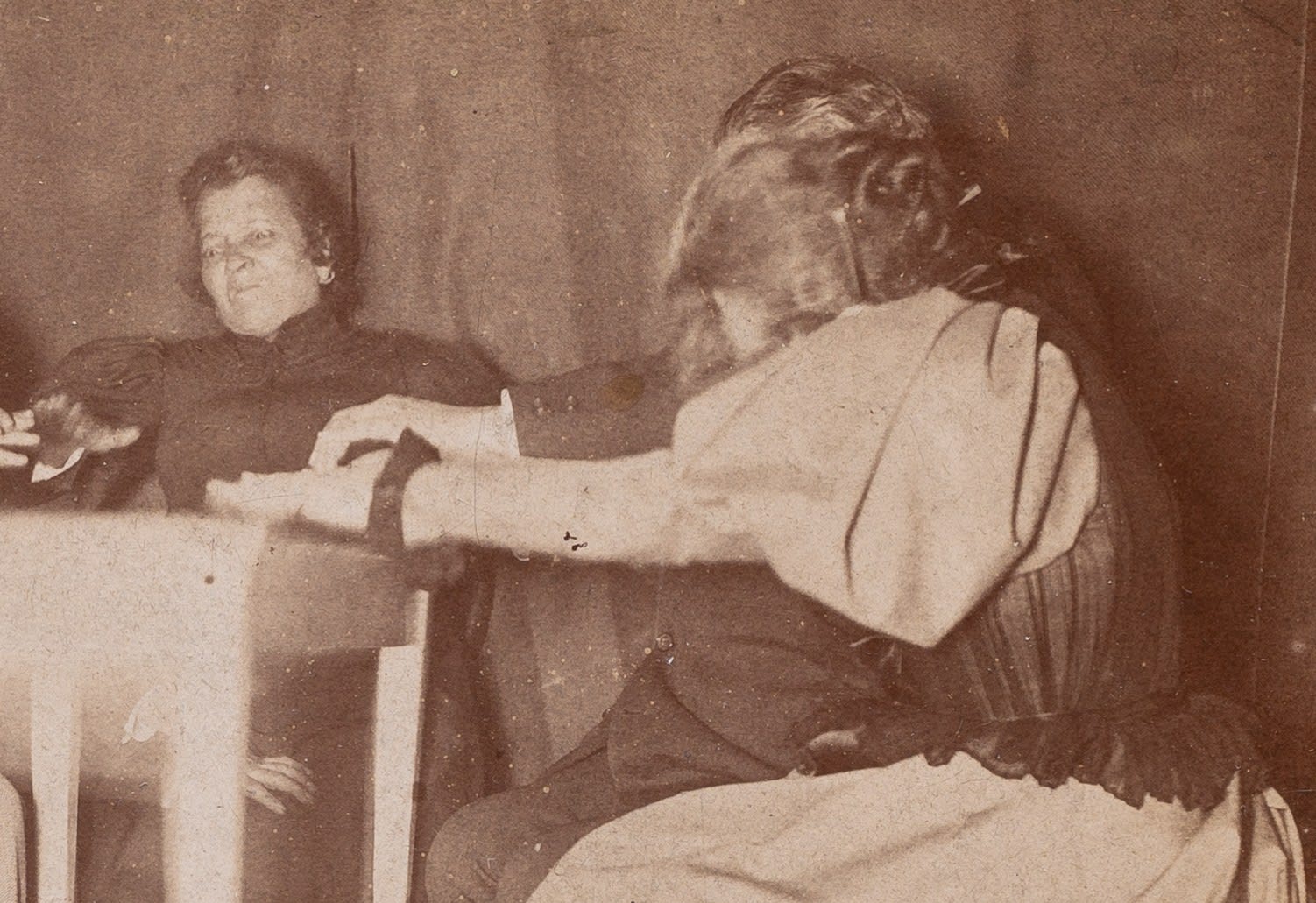 Eusapia Palladino, Séance by medium Eusapia Palladino. In the presence of Sully Prudhomme and the Baroness de Watteville, among others, 1895-1900