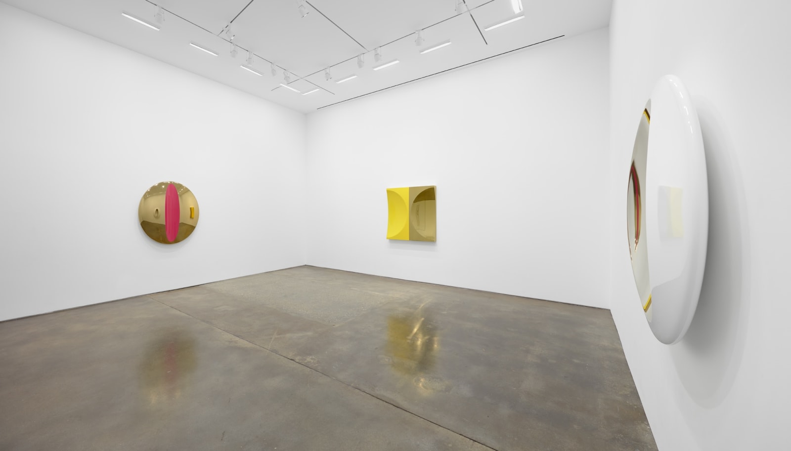 Mark Eisen, White disc with concave silver ellipse, 2017