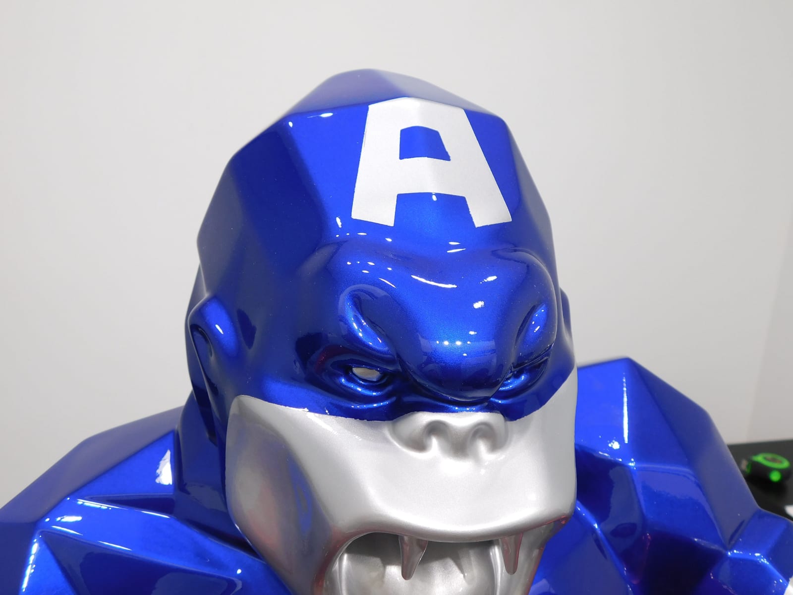 Richard Orlinski, Wild Kong - Captain America Bleu Mick Cherry Red 80cm 5/8, 2022