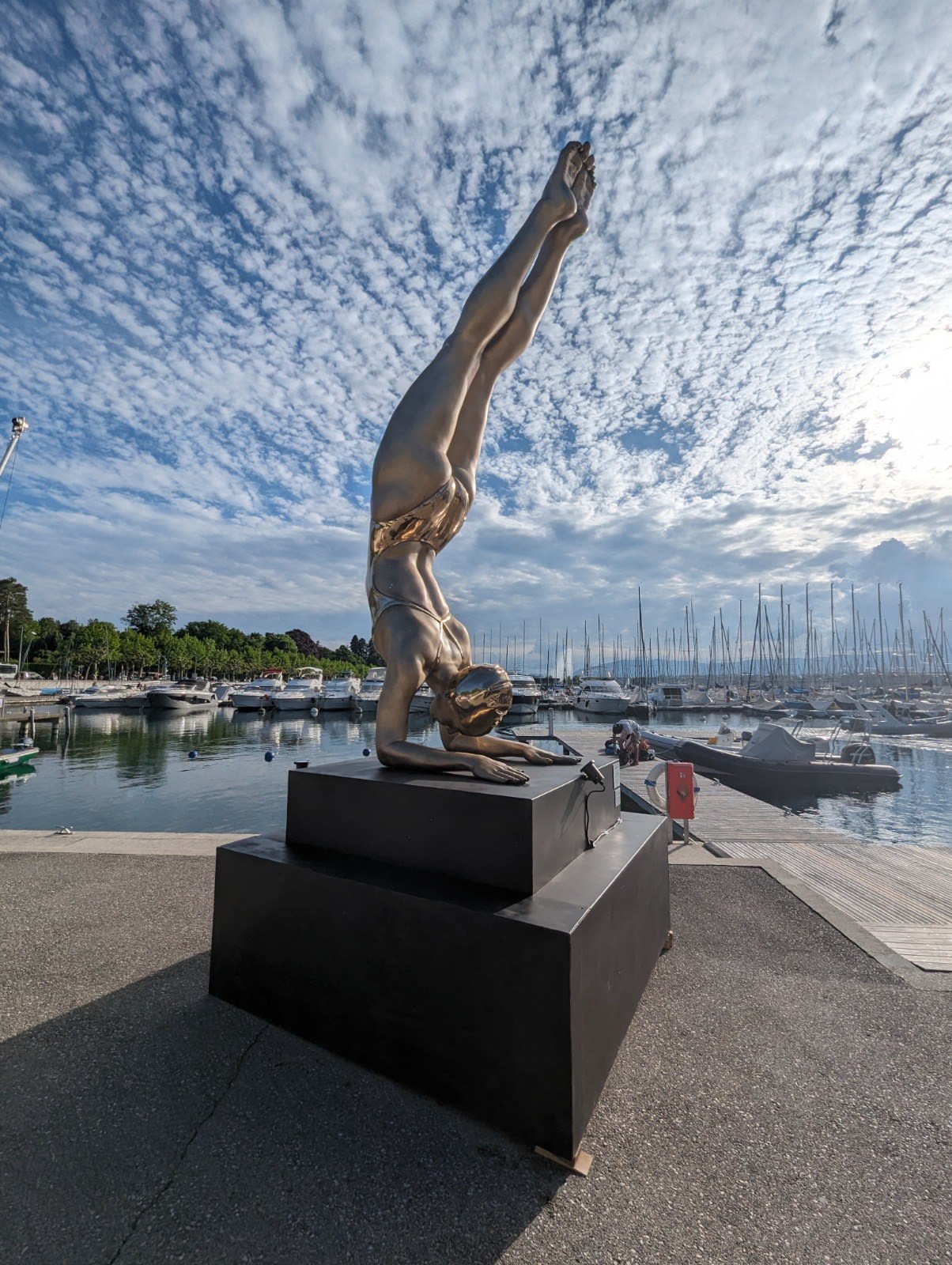 Carole A. Feuerman, Perseverance III (Monumental)