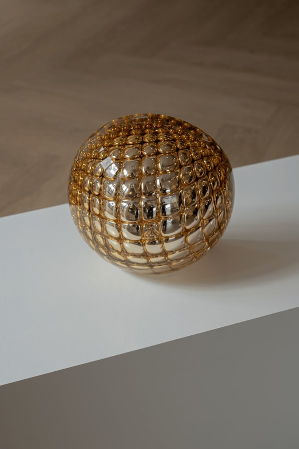 Arnout Visser, Explosion Sphere Gold (standing), 2019