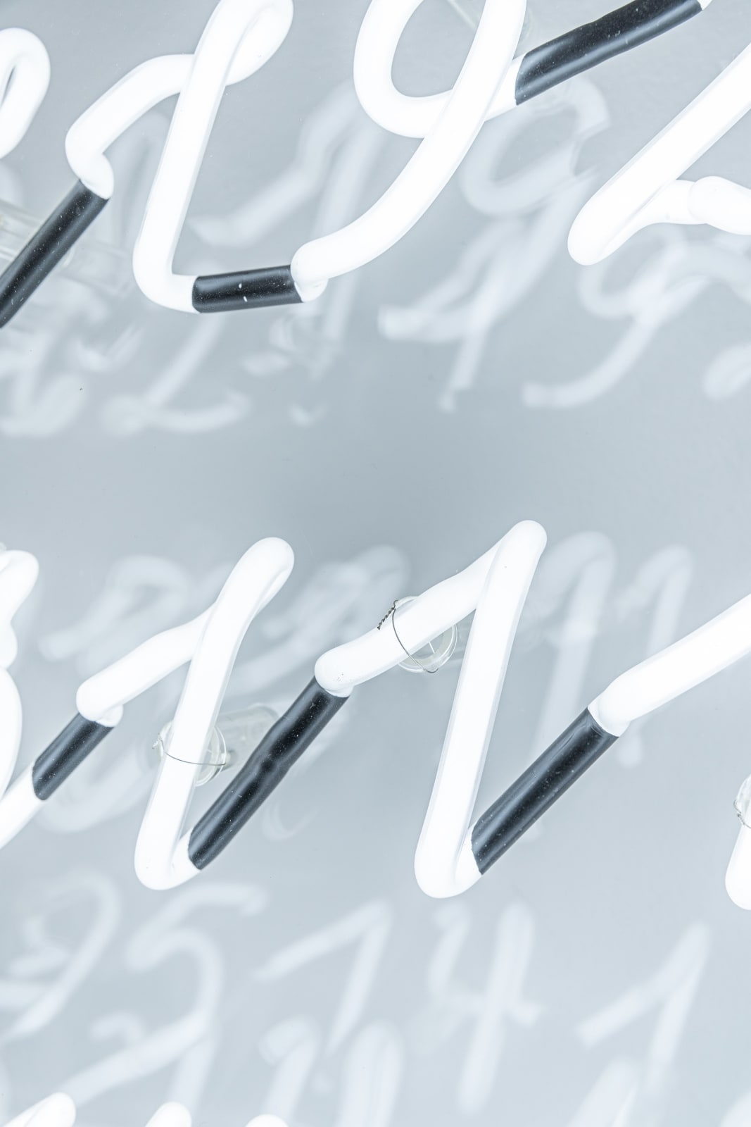 Brigitte Kowanz, Just make sense, 2000