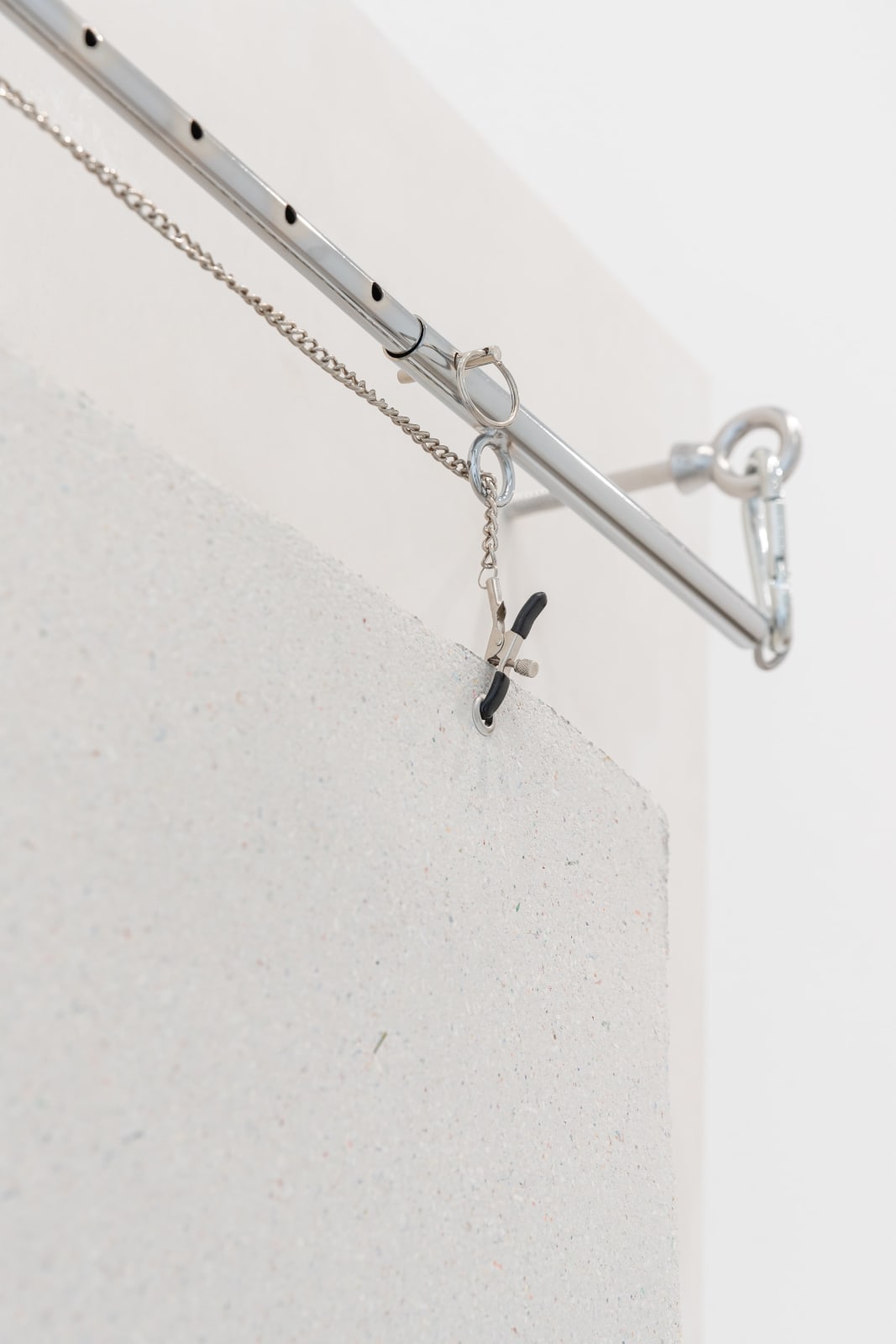 Rosanna Marie Pondorf, Wertschöpfungspapier [broken chain], 2024