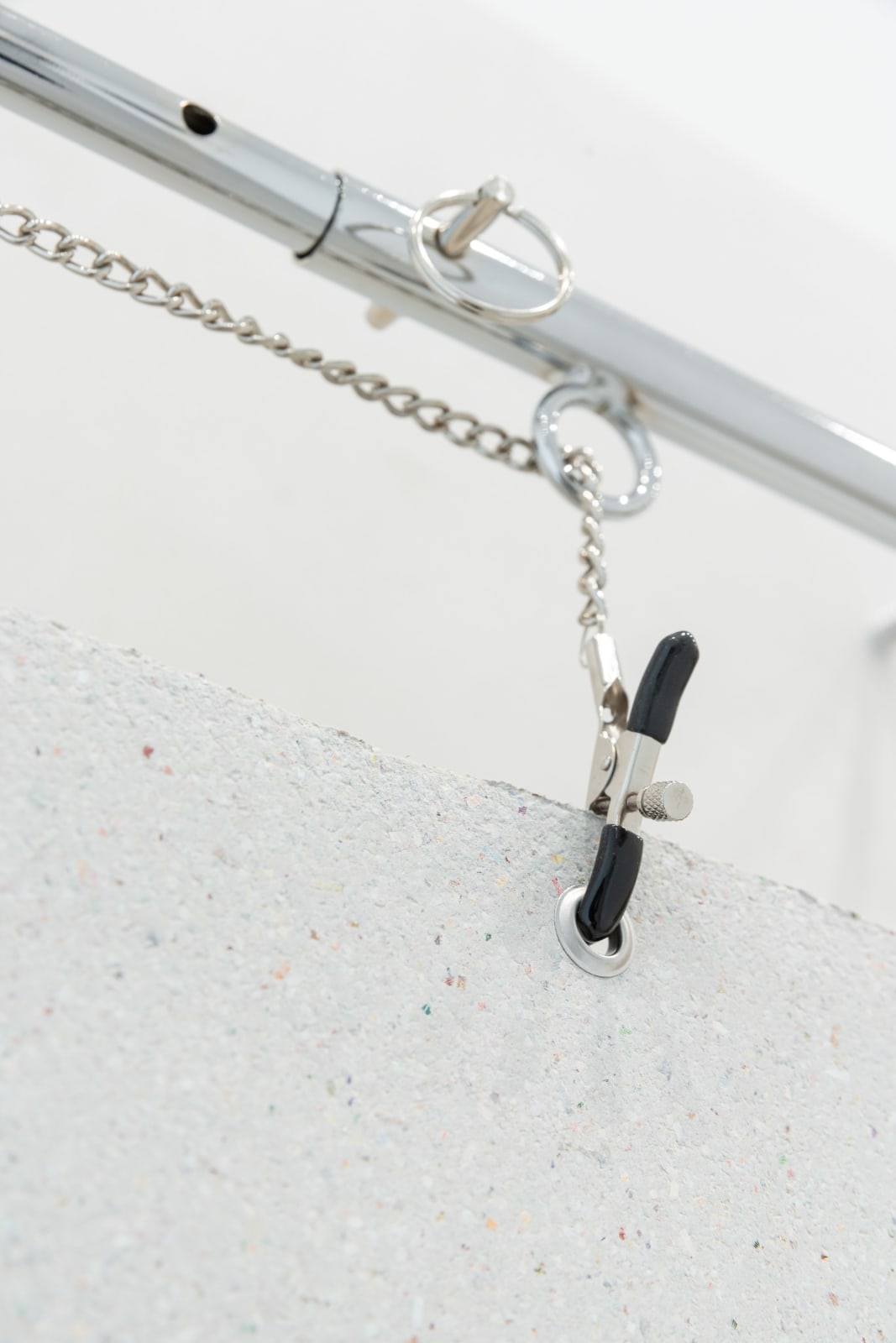 Rosanna Marie Pondorf, Wertschöpfungspapier [broken chain], 2024