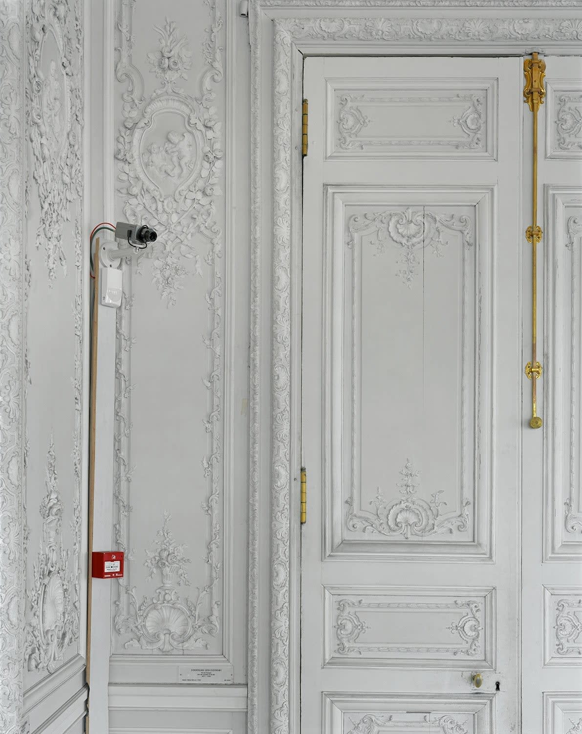 Robert Polidori, Security Camera and Boiserie Detail, Grand Cabinet de Madame Victoire, (54) CCE.01.052, Corps Central - R.d.C, Versailles, 2005
