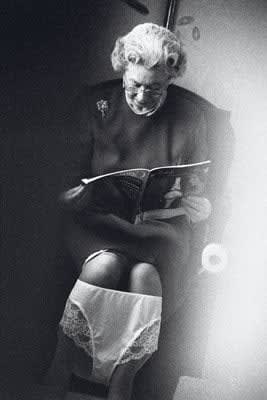 Alison Jackson, Queen on the Loo, 2003