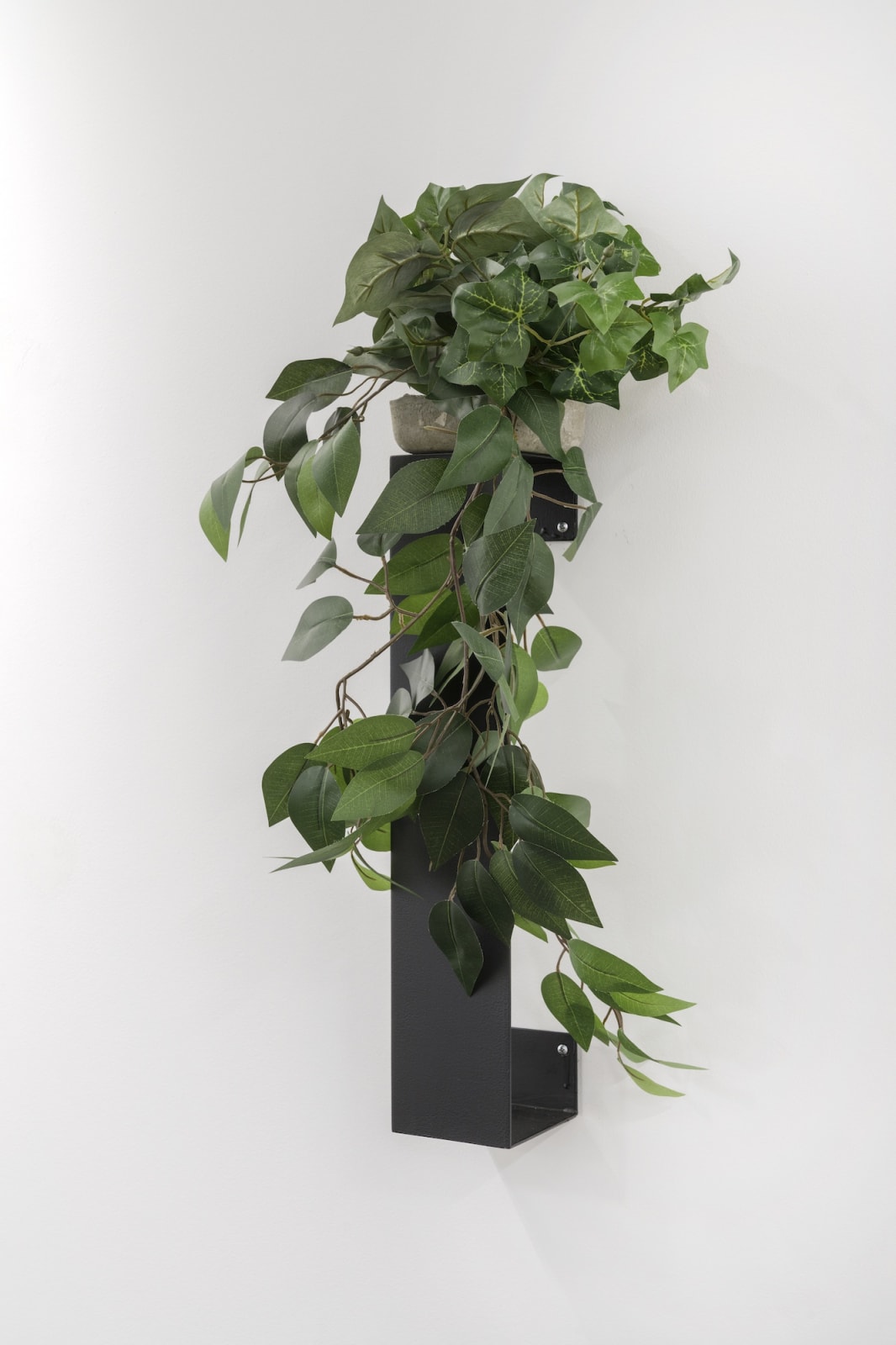 Valérie Kolakis, Spare shapes that are not round and objects found in a living room, 2021