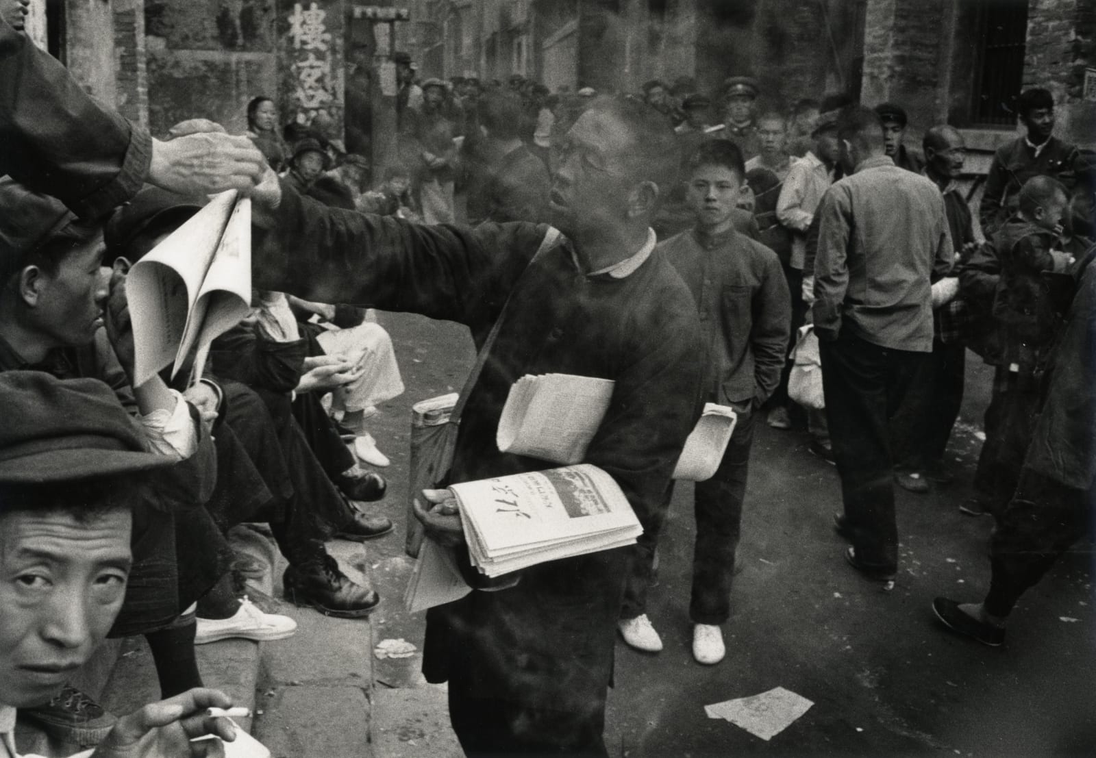 Hiroshi Hamaya, Man selling newspapers, Beijing