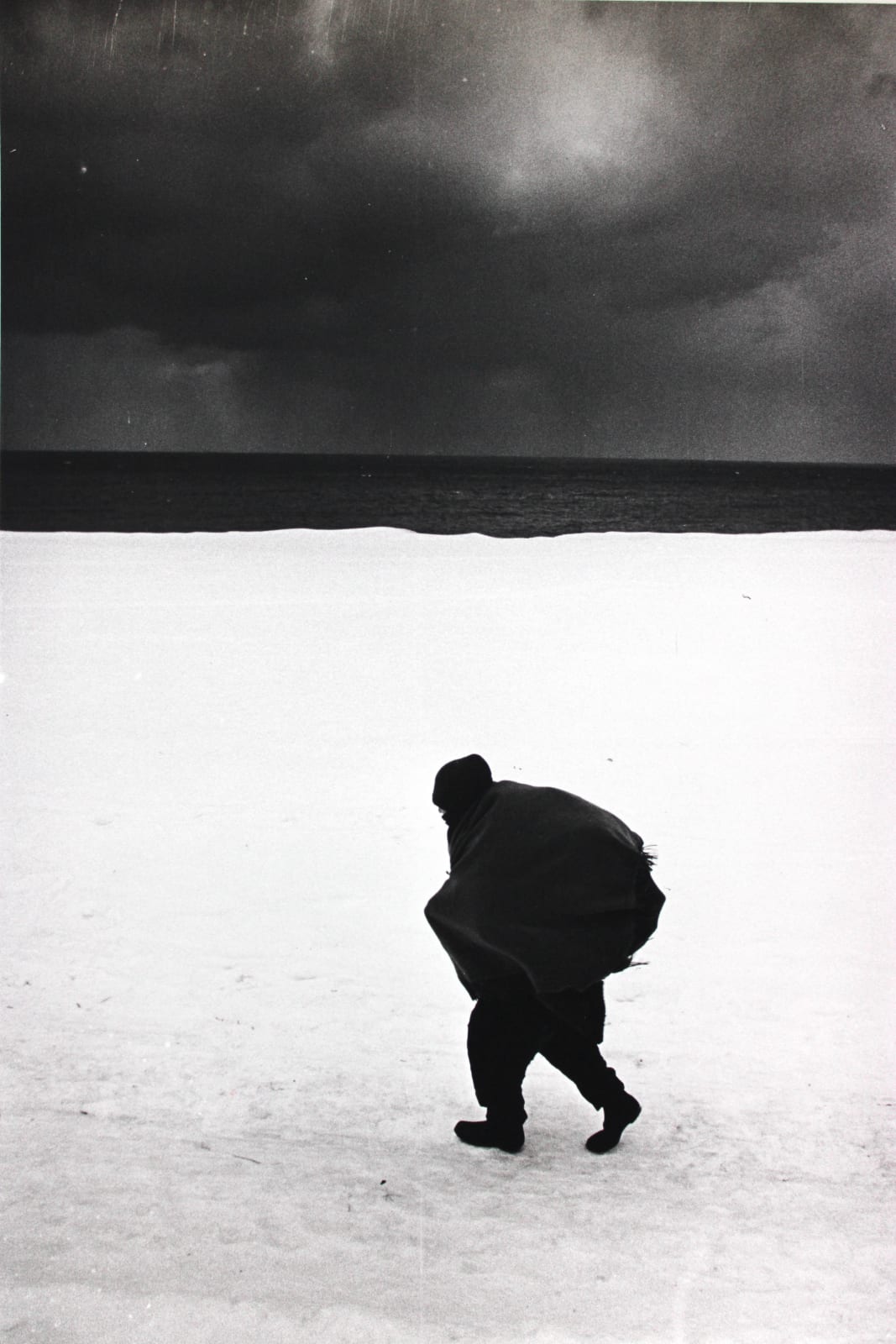 Hiroshi Hamaya, Woman hurrying home on a snowy road, Aomori, 1955