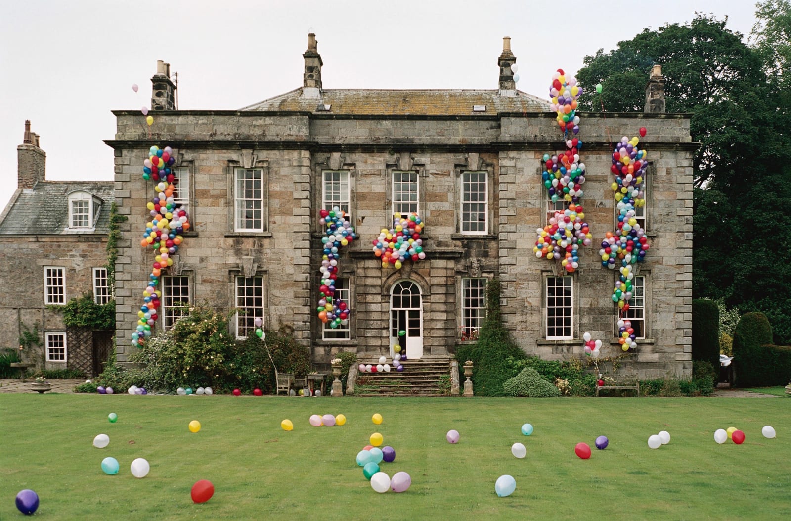 Tim Walker, Eglingham Hall with balloons, Northumberland, England, 2000