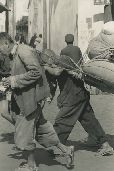 Hiroshi Hamaya, Men moving sacks, China, 1955