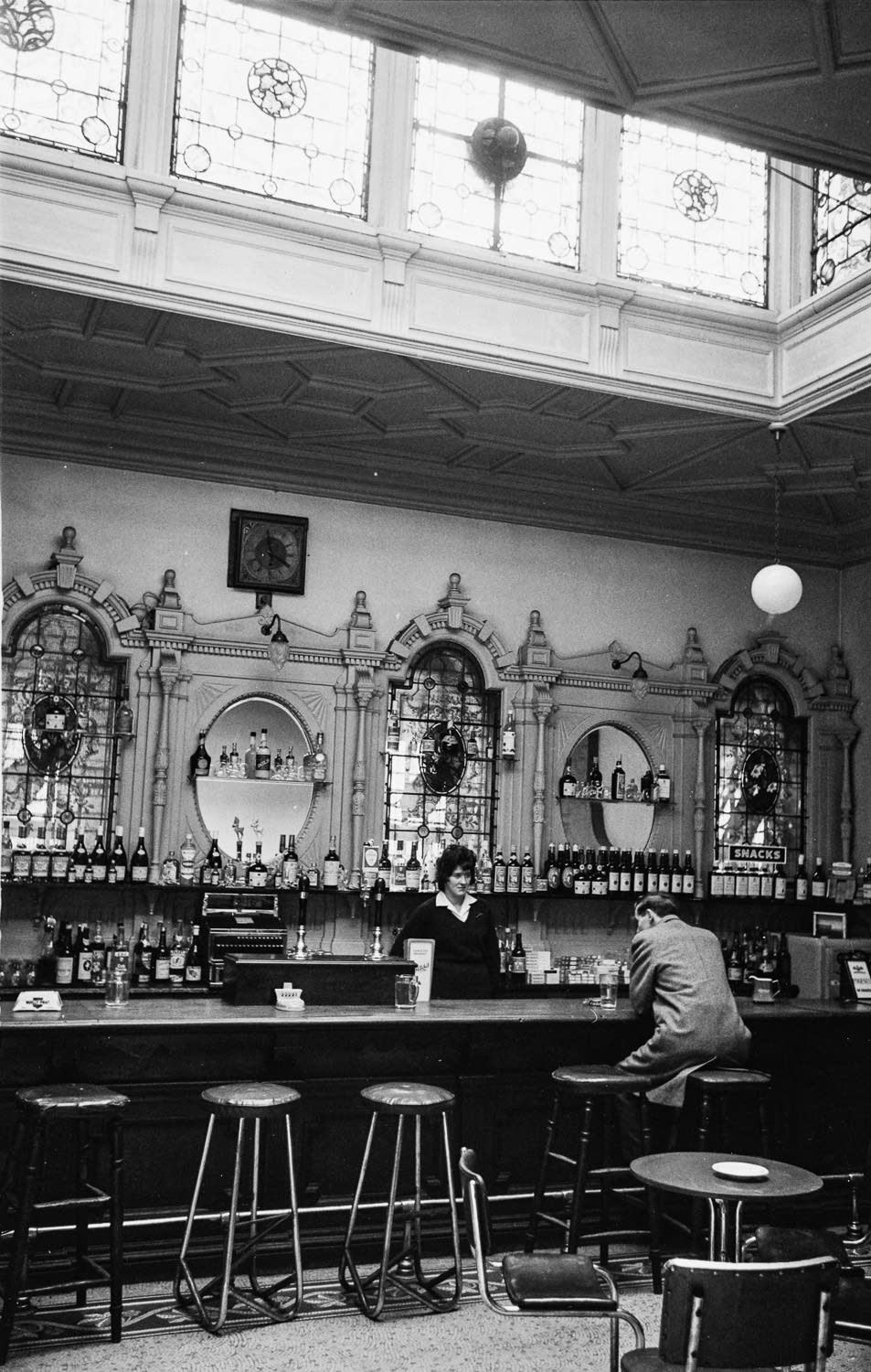 Edward Quinn, Man at Bar, Dublin 1963
