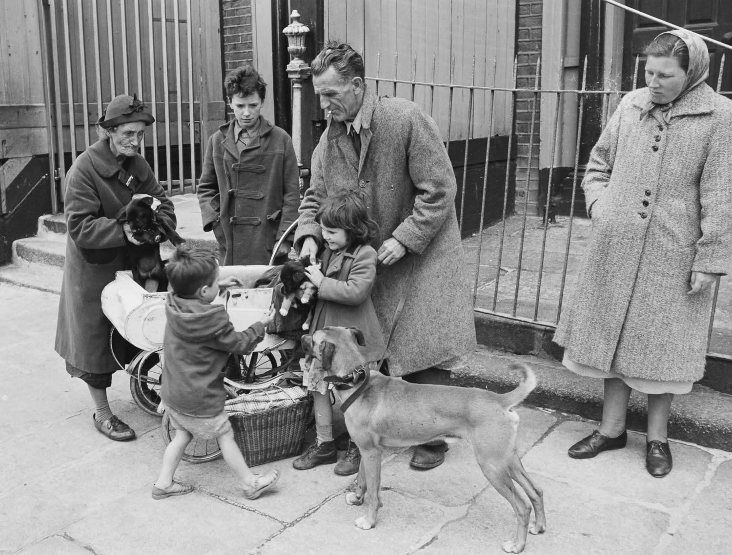Edward Quinn, Grandparents and grandchildren with dog, Portland Row, Dublin 1963