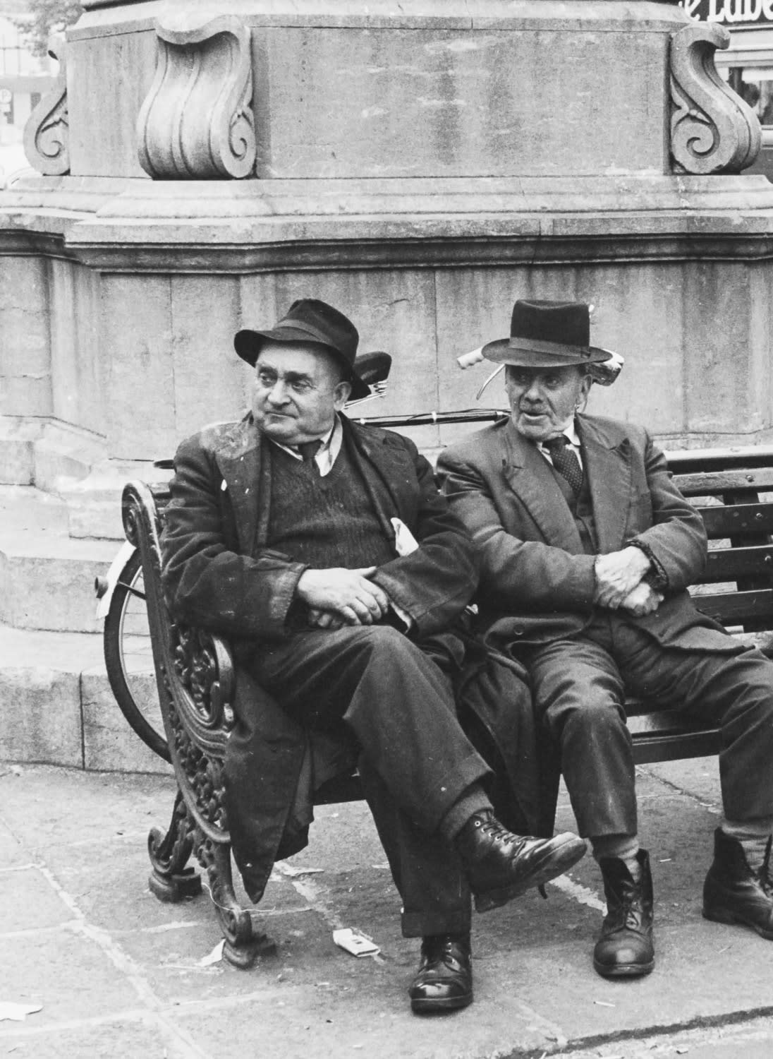 Edward Quinn, Two old men on a bench, Dublin 1963