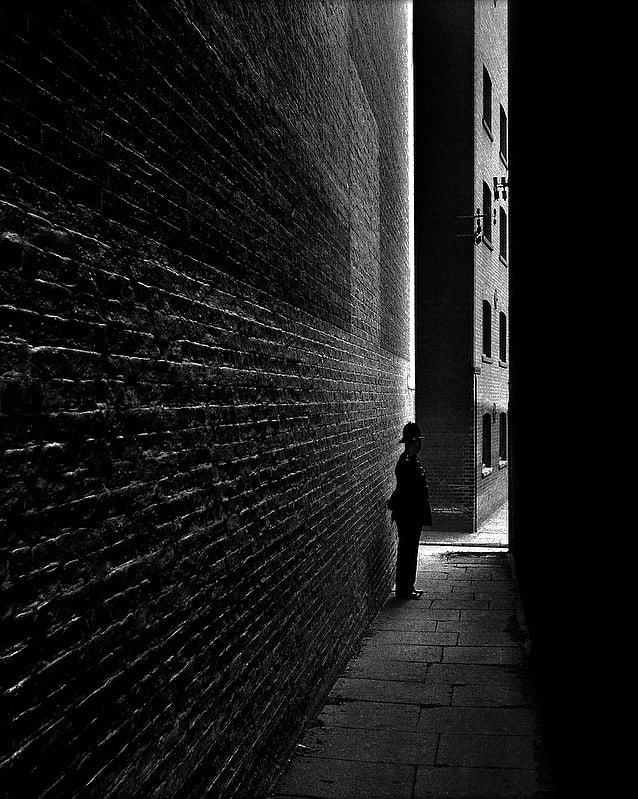 Bill Brandt, Policeman in a dockland alley, Bermondsey, 1938