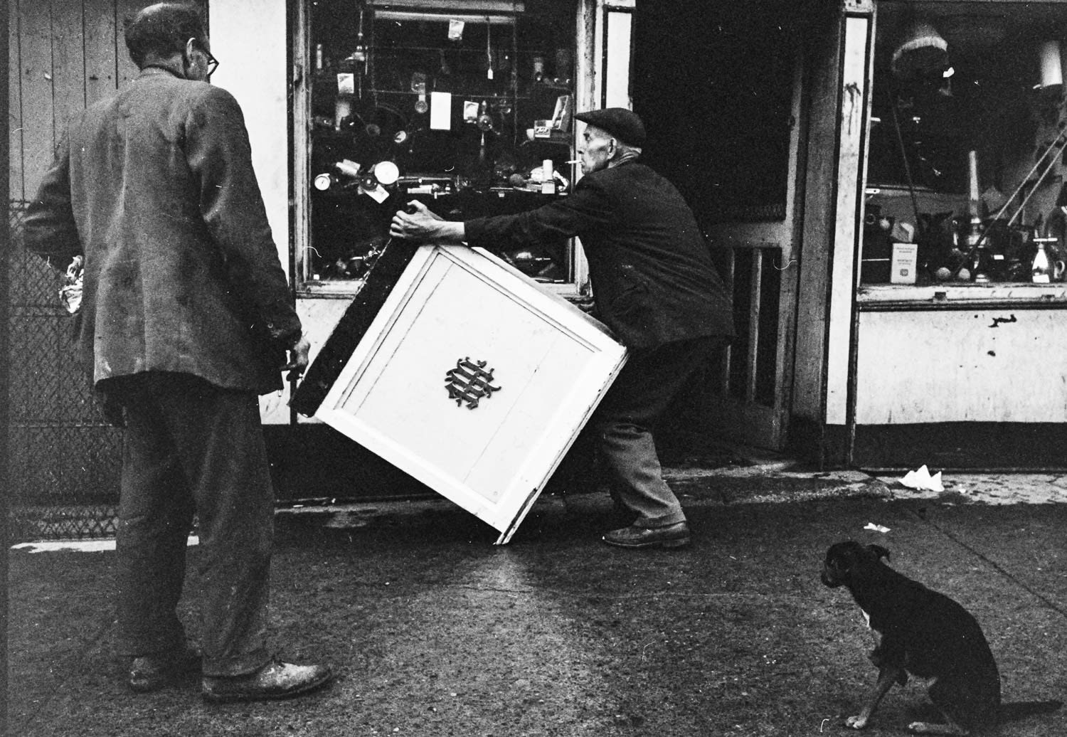 Edward Quinn, Man moving furniture, Dublin 1963