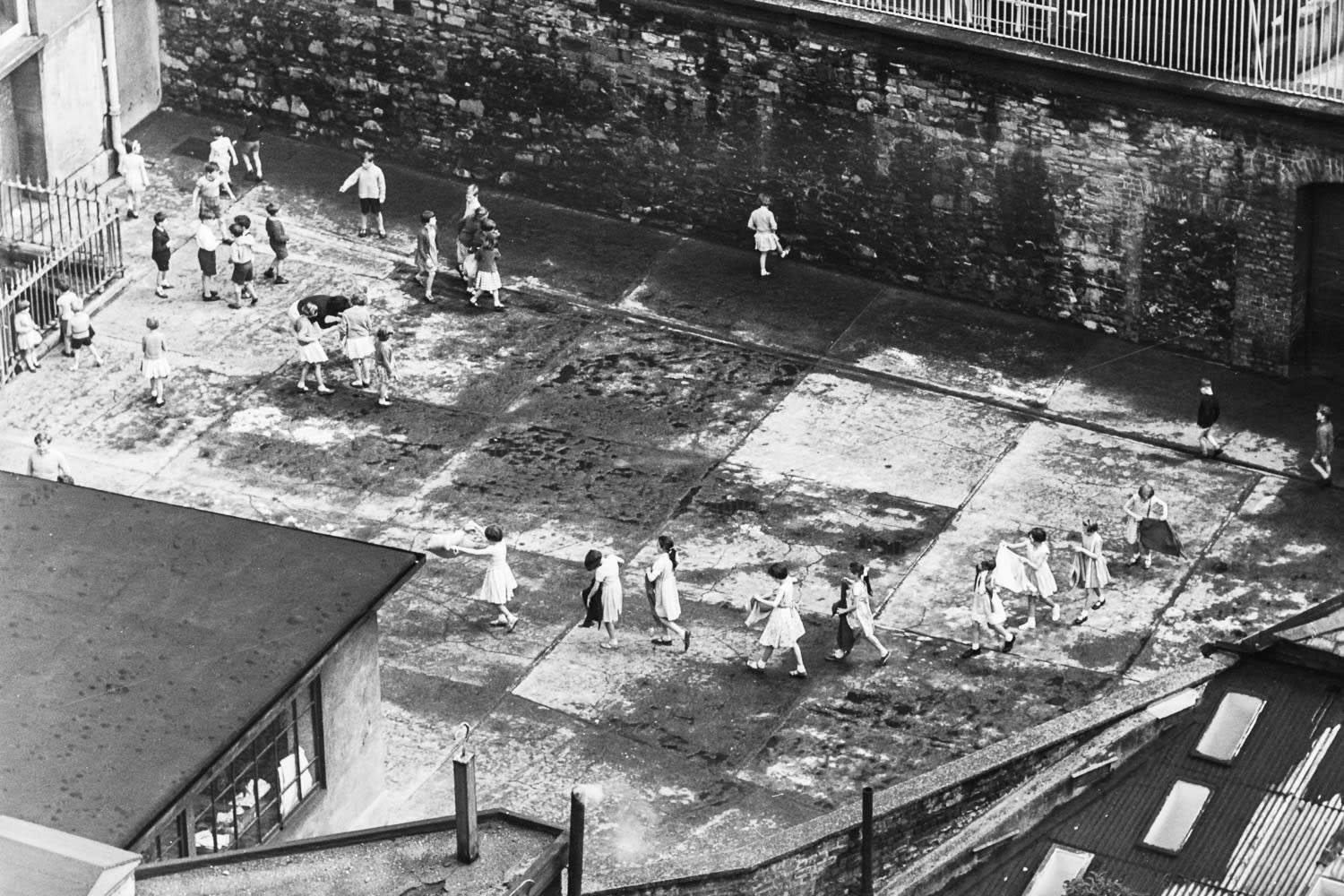 Edward Quinn, Children in the grounds of a school in Kildare Street, Dublin 1963