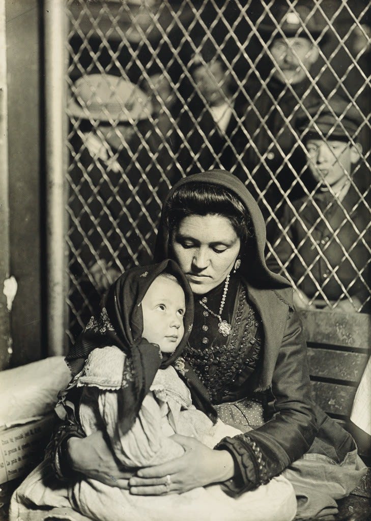 Lewis Hine, Mother and child, Ellis Island, 1907 (c.)