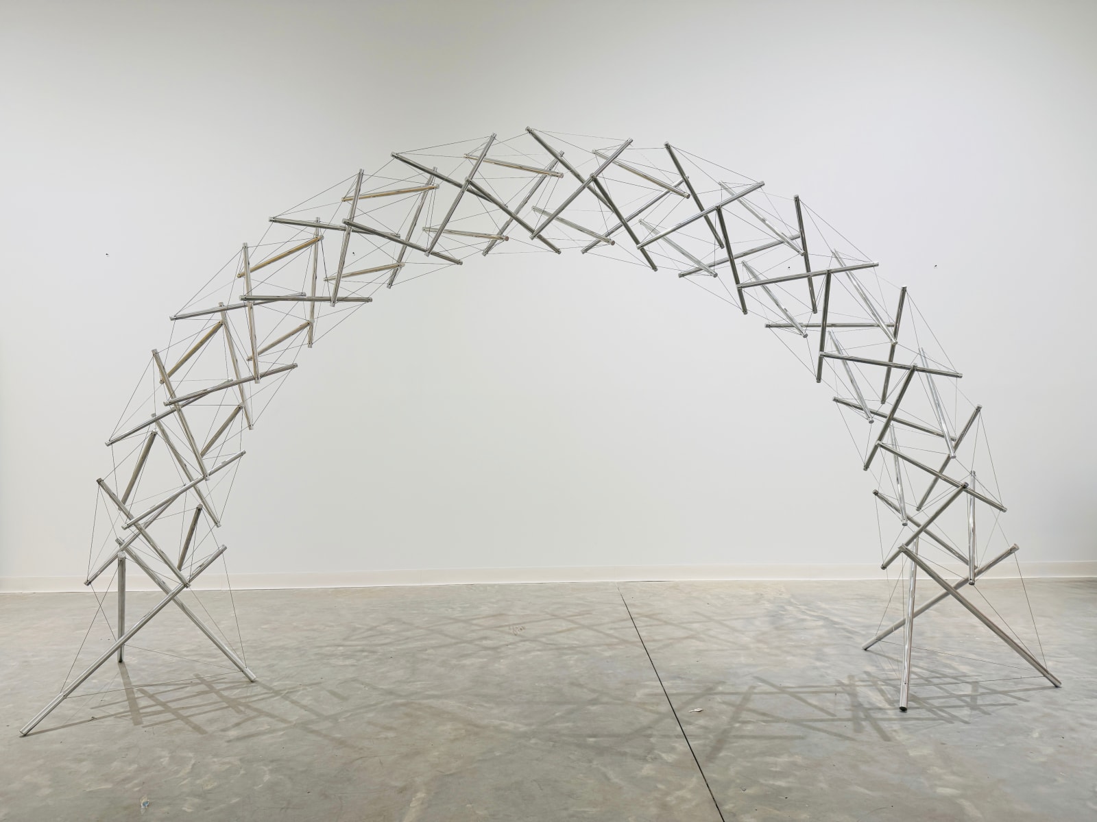 Kenneth Snelson, Rainbow Arch, 2001