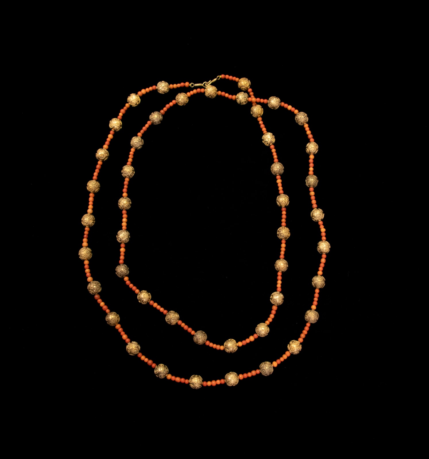 Bijoux, Long collier de corail et de sphères dorées, XXe siècle