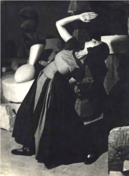 Constantin Brancusi Lizica Codreanu dansant dans le studio de Brancusi, costume d'Irina Codreanu tirage argentique 23,8 x 17,9 cm