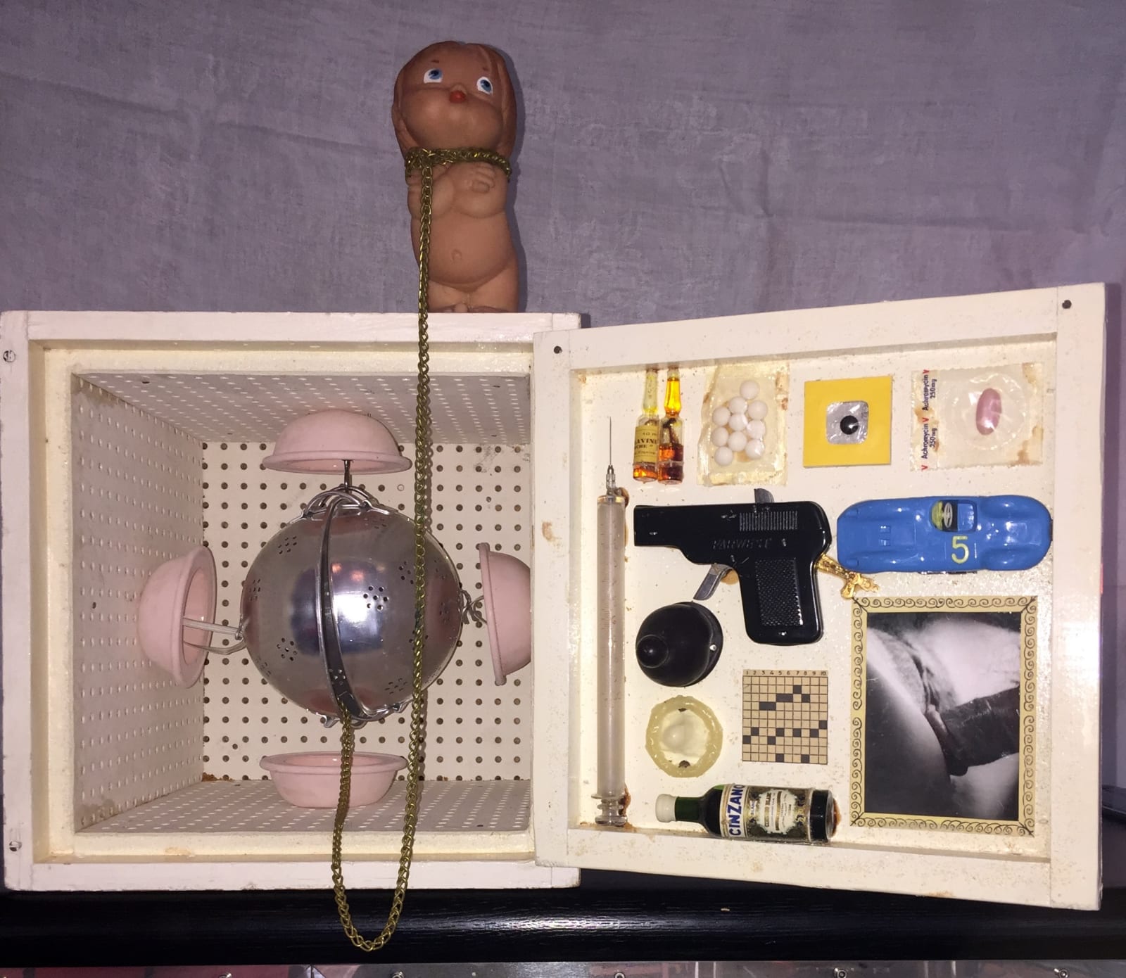 Tetsumi Kudo Votre portrait Assemblage d'objets dans une boîte en bois peint 30 x 30 x 30 cm