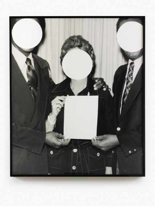 John Baldessari Three voided persons photographie en noir et blanc et peinture émail 147,5 x 125 cm x 6 cm (disponible) 58 by 49 1/4 in. (available)