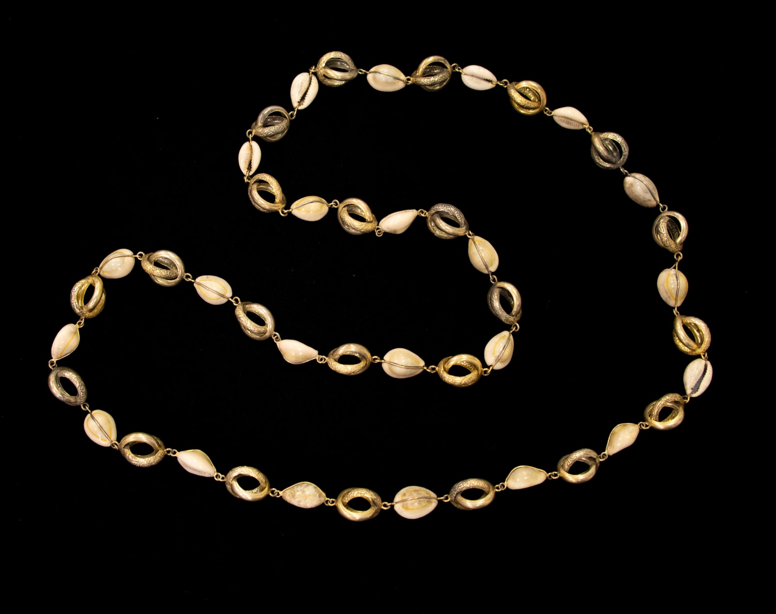 Bijoux, Collier aux alliances croisées et coquillages (búzios), XIXe siècle