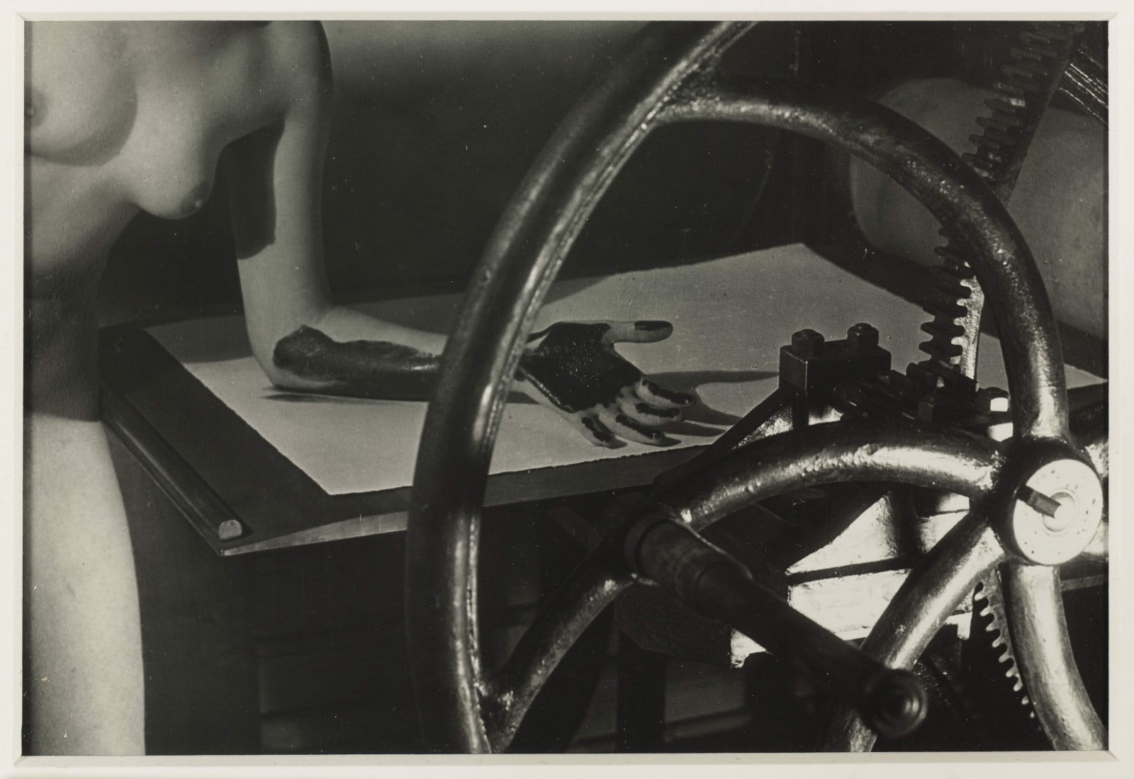 Man Ray, Meret Oppenheim à la presse, 1933
